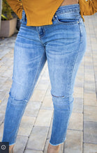 Load image into Gallery viewer, Tasha Crop Jeans
